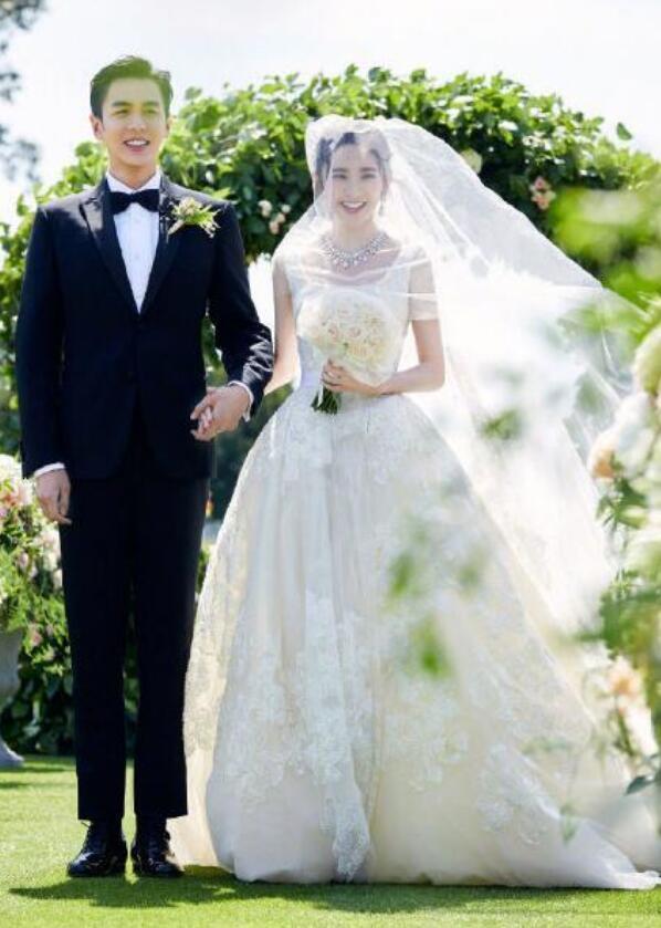 唐艺昕|唐艺昕产后两个月首现身，身材略微发福，居住豪宅曝光超气派