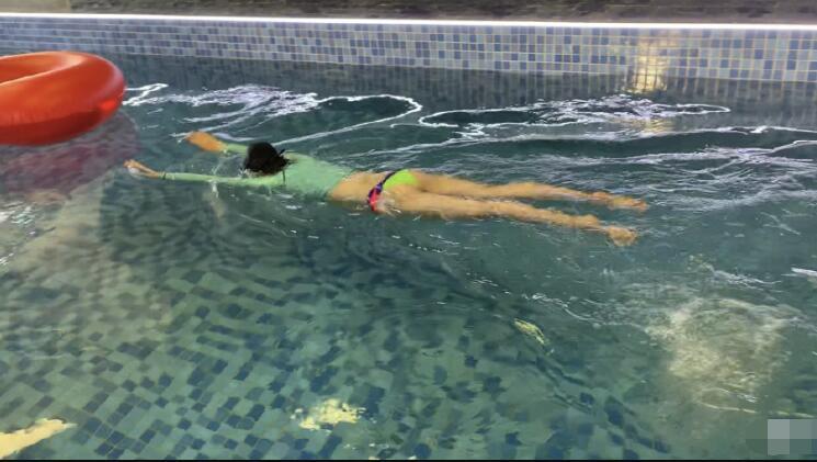 唐艺昕|唐艺昕产后两个月首现身，身材略微发福，居住豪宅曝光超气派