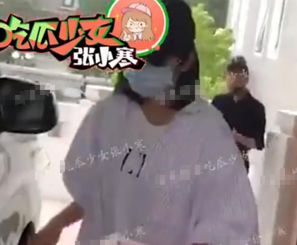 唐艺昕|唐艺昕产后两个月首现身，身材略微发福，居住豪宅曝光超气派