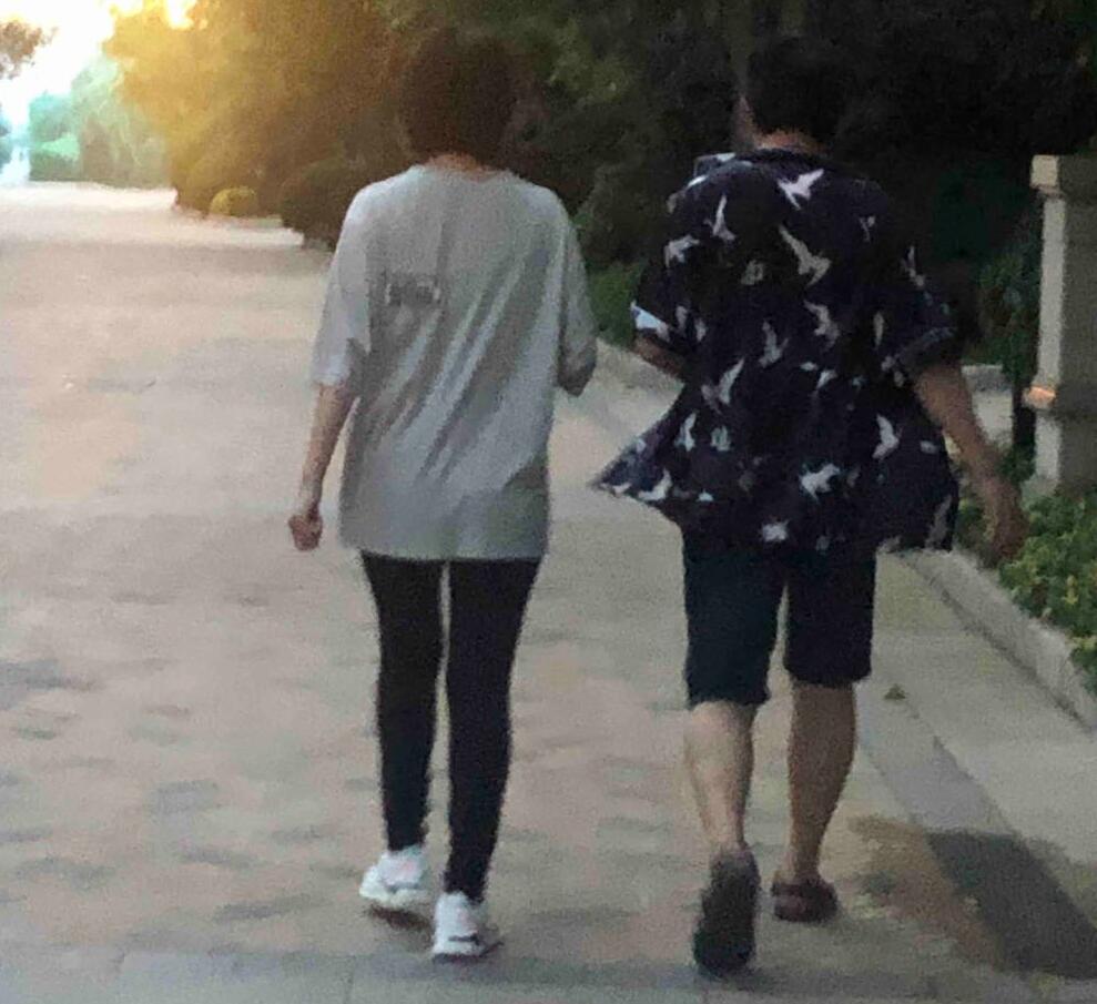 唐艺昕|唐艺昕产后两个月首现身，身材略微发福，居住豪宅曝光超气派