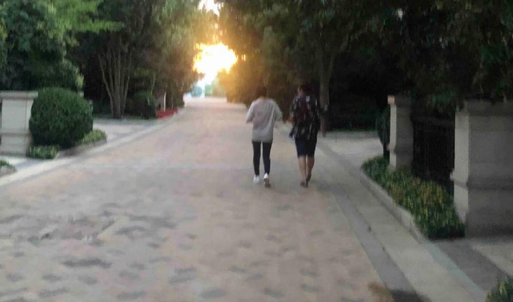 唐艺昕|唐艺昕产后两个月首现身，身材略微发福，居住豪宅曝光超气派