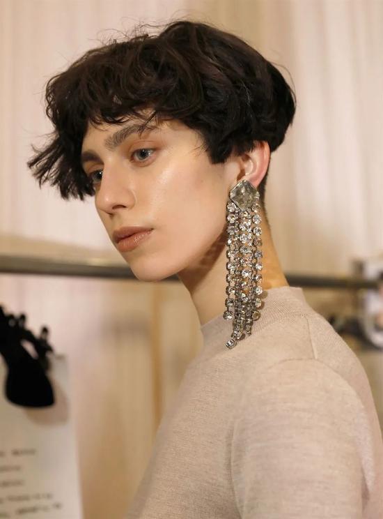 衣服穿得普通不要紧耳环一定要够美