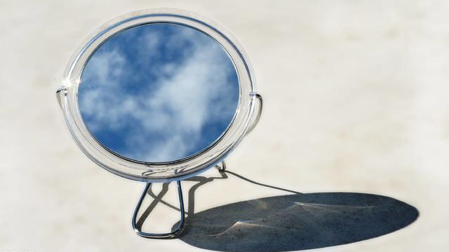 镜子|镜子究竟是什么颜色的？