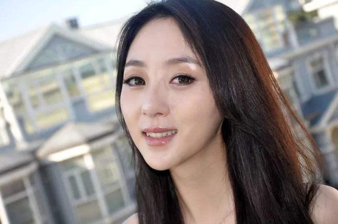 云飞|她28岁星光大道成名，32岁却抢别人老公，如今35岁沦为家庭主妇