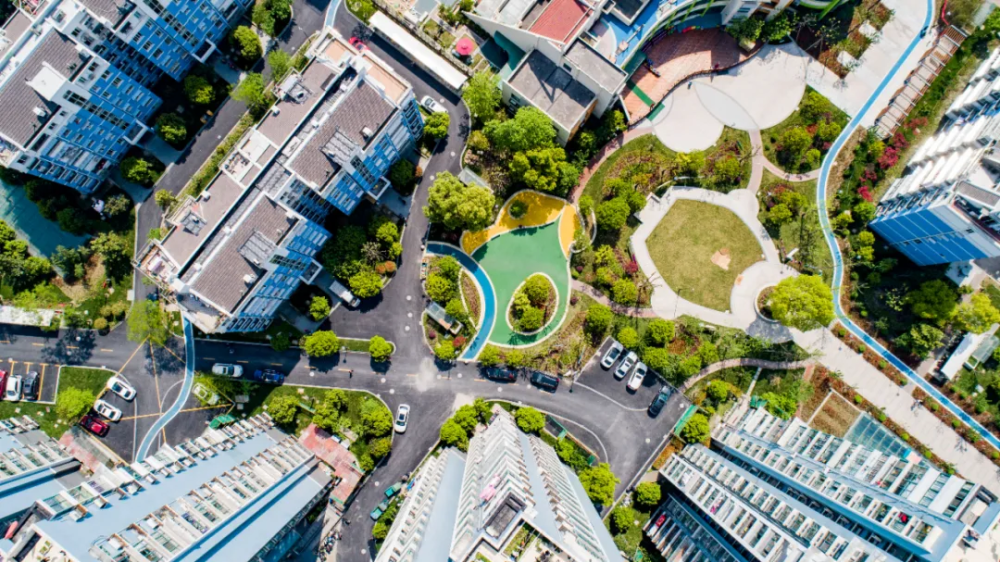 经过改造,小区道路由"洼"到"平",管线由"乱"到"齐",环境由"差"到"美"