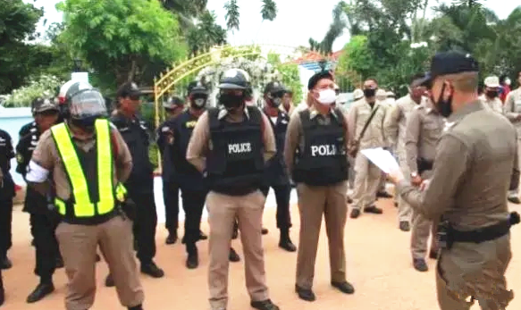 中得|48岁大妈中9000万疯狂撒钱引千人疯抢，现场一个现象引担忧