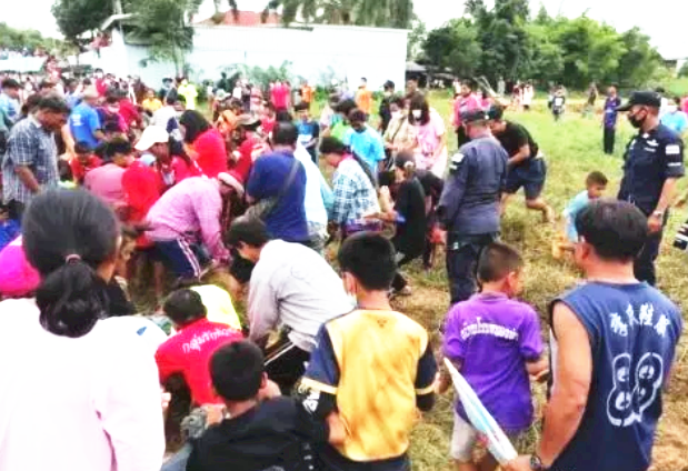 中得|48岁大妈中9000万疯狂撒钱引千人疯抢，现场一个现象引担忧