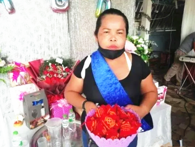 中得|48岁大妈中9000万疯狂撒钱引千人疯抢，现场一个现象引担忧