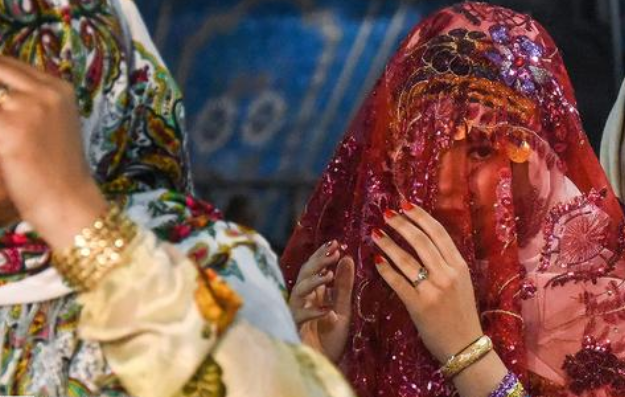 新冠肺炎|新婚男女不怕新冠“强行办婚礼”致10亲友感染，双方父母全惨死