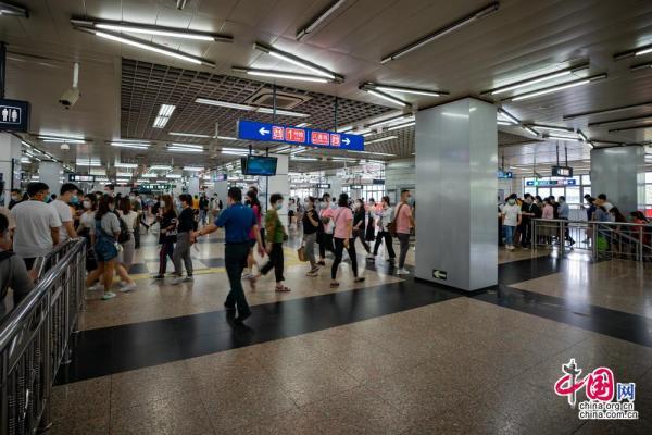 北京地铁公司|方便出行、提升站容站貌 北京地铁公司拆除硬质导流围栏12280米