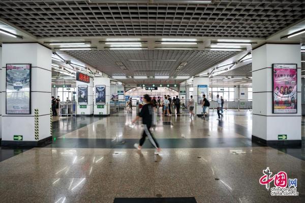 北京地铁公司|方便出行、提升站容站貌 北京地铁公司拆除硬质导流围栏12280米