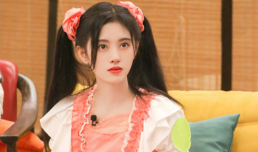 比如鞠婧祎在近期录制了一档综艺《青春环游记》,连睡觉都要"化妆".