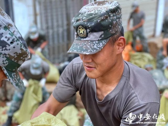 防汛救灾第一线!他们"战"在一起!