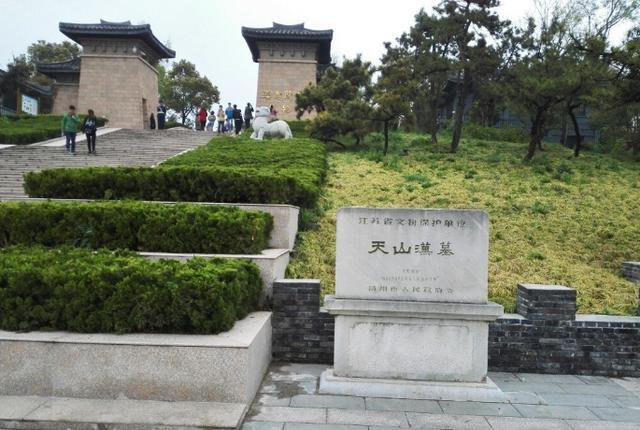 此墓乃是刘胥夫妇同茔异穴合葬墓,命名为天山汉墓,也叫广陵王墓.
