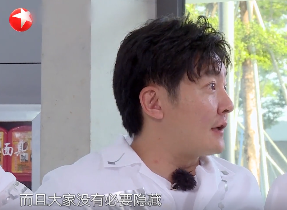 郭京飞|网友双标？郭京飞摔对讲机被骂玩不起，黄渤当年摔快递被翻出
