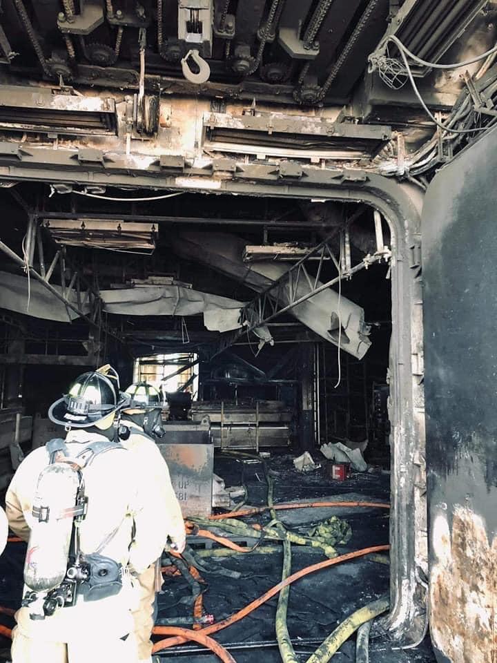 两栖攻击舰|美军两栖攻击舰被烧惨状曝光：舱内一片焦黑，舰岛顶部被烧穿