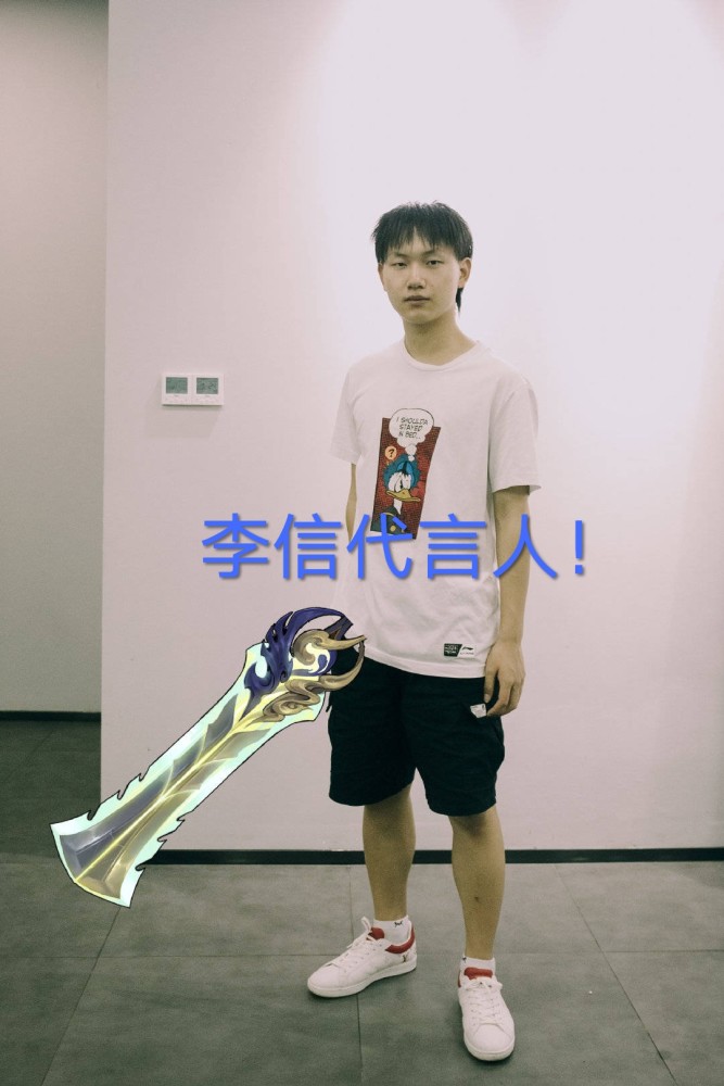 1zplay电竞比分网app｜Fly cos李信，动作传神，柠栀则cos出了灵魂