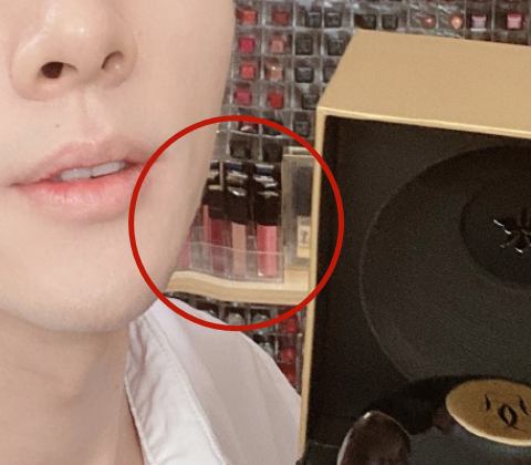 李佳琦晒自拍感谢宁静却被后面口红墙抢镜也是没谁了