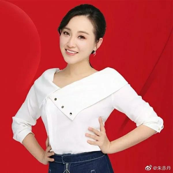 7月13日,上海人都熟悉的smg美女主播丹丹朱赤丹,公然发了一条微博,刷