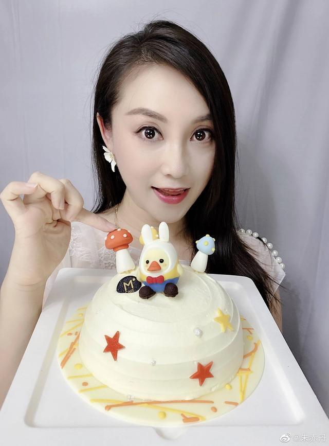 上海电视台40岁美女主播发胖后在二手网站卖衣服还是白菜价