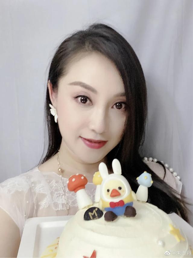 要知道,丹丹原名朱赤丹,出生于1980年1月,如今已经到40不惑的年纪了.