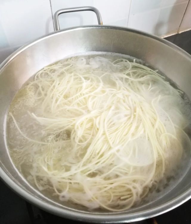 夏天凉面吃起来,面条不要直接下锅煮,煮前多加一步,面不坨