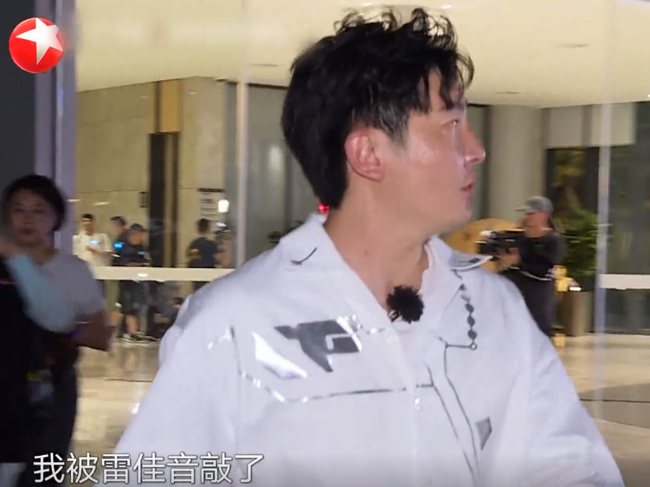 郭京飞|网友双标？郭京飞摔对讲机被骂玩不起，黄渤当年摔快递被翻出