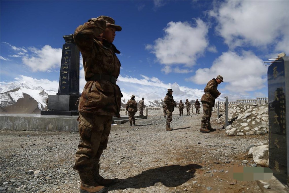 1962中印边境冲突21岁解放军战士用身体排雷消失在一片红光中