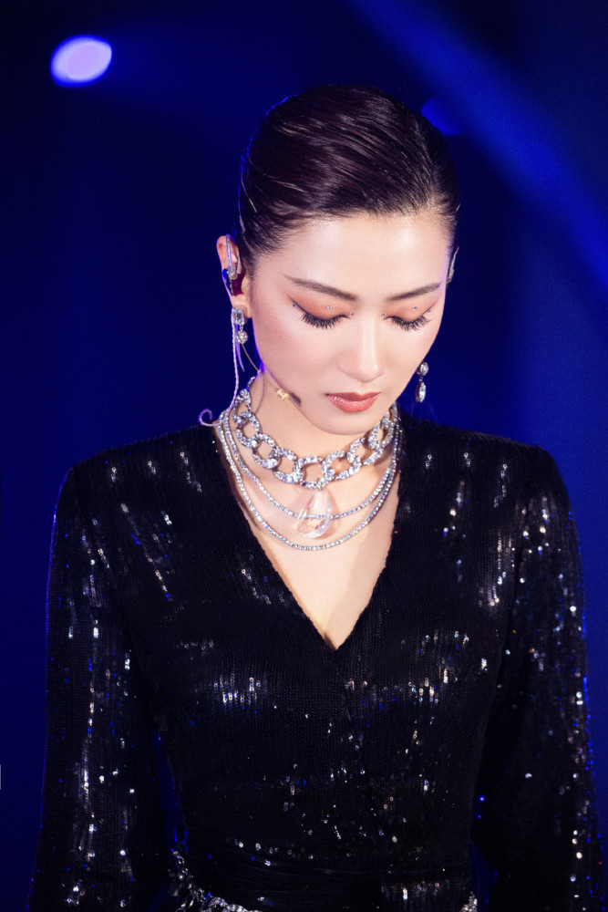 万茜|退赛已是必然？工作室发文回应万茜受伤情况，整条胳膊都不能动了