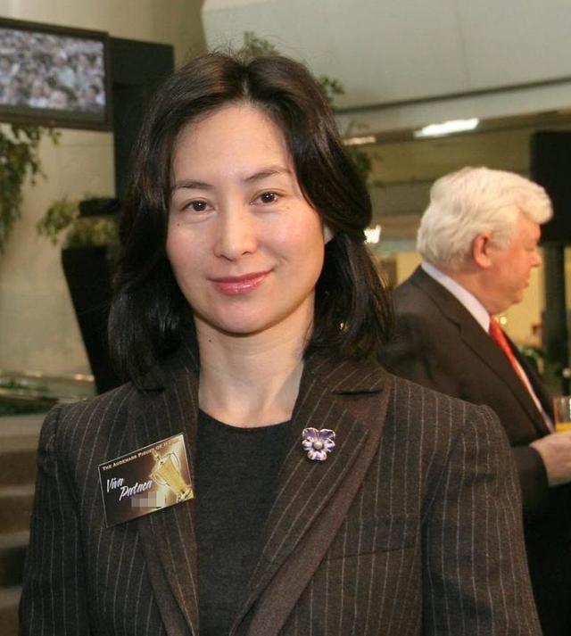 何鸿燊|赌王去世49天，何猷君回归事业何猷亨忙恋爱，子女各奔东西显凉薄