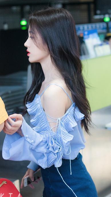鞠婧祎穿露肩上衣秀精致锁骨直角肩生图暴露身高路人眼神亮了