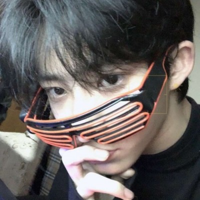 神仙男头满眼心酸的文案丧句