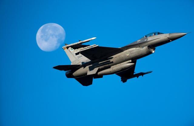 美國空軍再次出事,f16戰鬥機夜訓墜毀,專家:墜機速度堪比印度