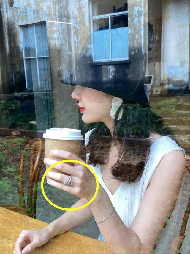 董花花|董花花壕购三层楼创业！秀钻戒捍卫对蒋凡主权，但张大奕也没有输