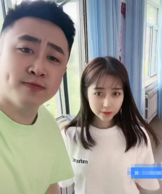 《乡村爱情》"星二代"董洋片场照曝光,摘掉眼镜成