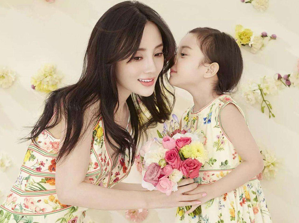 李小璐|李小璐和女儿互动，甜馨出镜太可爱，可肤色怎么黑成这样？