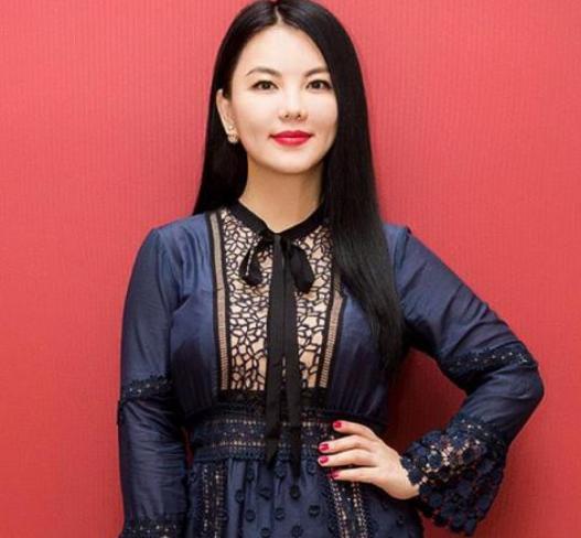 郭晶晶|郭晶晶与李湘同框，郭晶晶不化浓妆不涂指甲，反而完胜李湘一大截