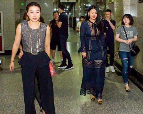 郭晶晶|郭晶晶与李湘同框，郭晶晶不化浓妆不涂指甲，反而完胜李湘一大截