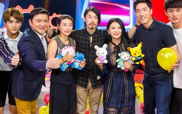 郭晶晶|郭晶晶与李湘同框，郭晶晶不化浓妆不涂指甲，反而完胜李湘一大截