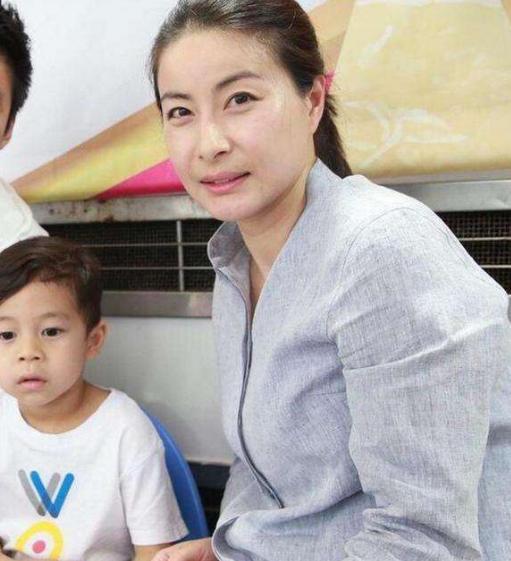 郭晶晶|郭晶晶与李湘同框，郭晶晶不化浓妆不涂指甲，反而完胜李湘一大截