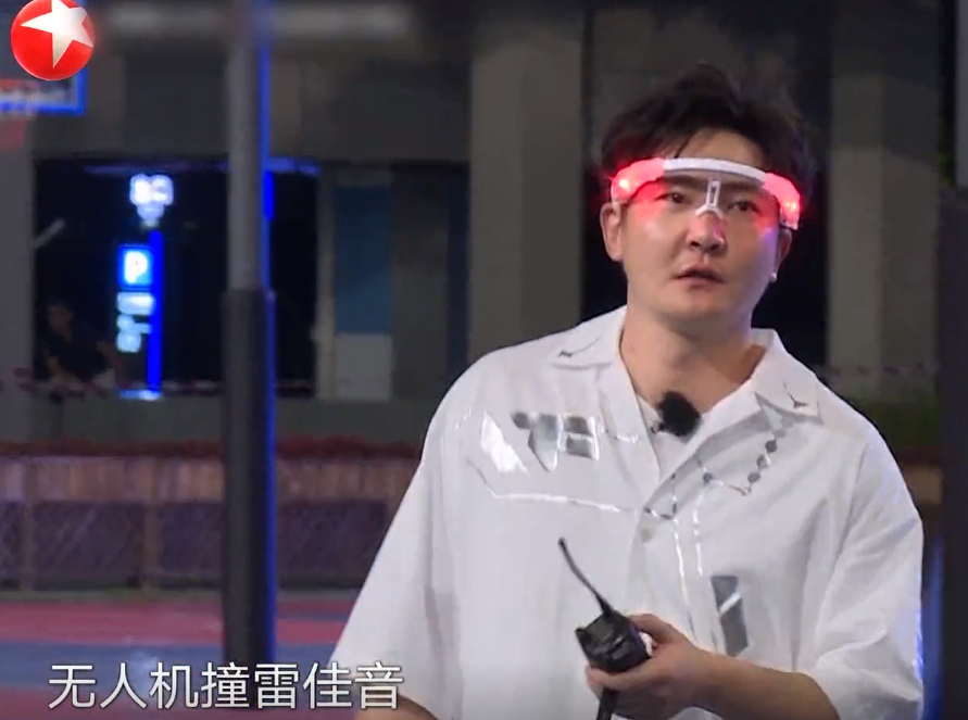 郭京飞|网友双标？郭京飞摔对讲机被骂玩不起，黄渤当年摔快递被翻出