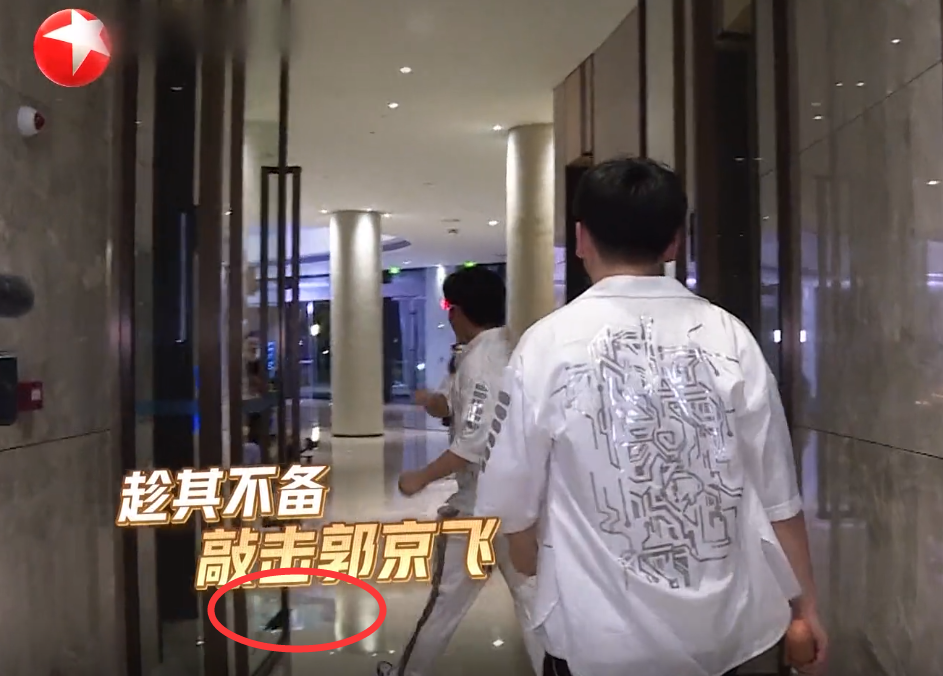 郭京飞|网友双标？郭京飞摔对讲机被骂玩不起，黄渤当年摔快递被翻出