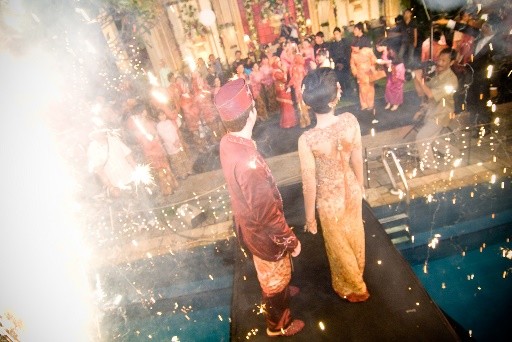 东加里曼丹省|为让去世的父亲“见证”婚姻，印尼新郎要求在父亲遗体前举行婚礼