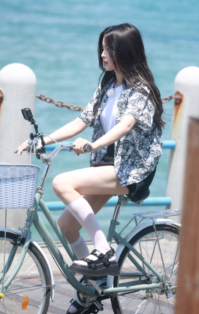 这大概是杨超越最霸气的一次,穿"白透袜"骑自行车,凹出a型腿