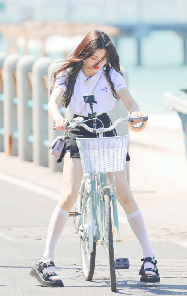 这大概是杨超越最霸气的一次,穿"白透袜"骑自行车,凹出a型腿