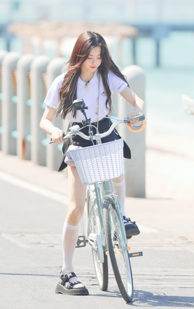 这大概是杨超越最霸气的一次,穿"白透袜"骑自行车,凹出a型腿