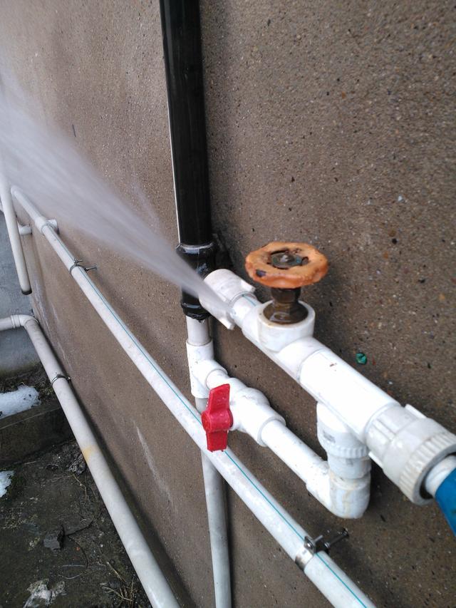 房子买在18层,水管爆了3次,朋友:你怎么买了"水管易爆层"?