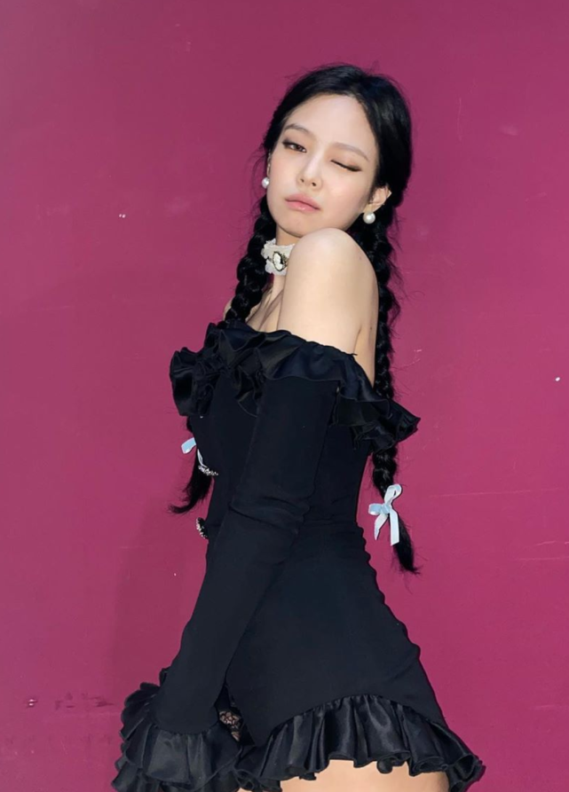 本以為jennie穿渣女裙很浮誇誰知搭麻花辮後美到炸