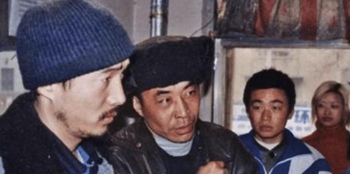 群演|剧组太穷演员跑了一半，无奈拉个群演当主角，却成就了一代影帝