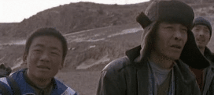 群演|剧组太穷演员跑了一半，无奈拉个群演当主角，却成就了一代影帝